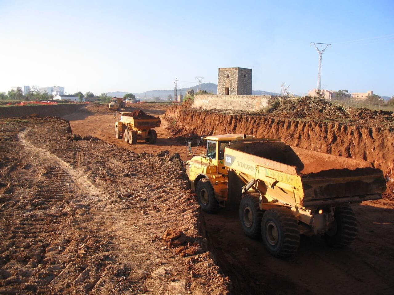 Camiones transportando la tierra que iba a utilizarse para construir el campo de golf en los terrenos de Grupo Empresas Matures. Plataforma Antiautopista. jpg