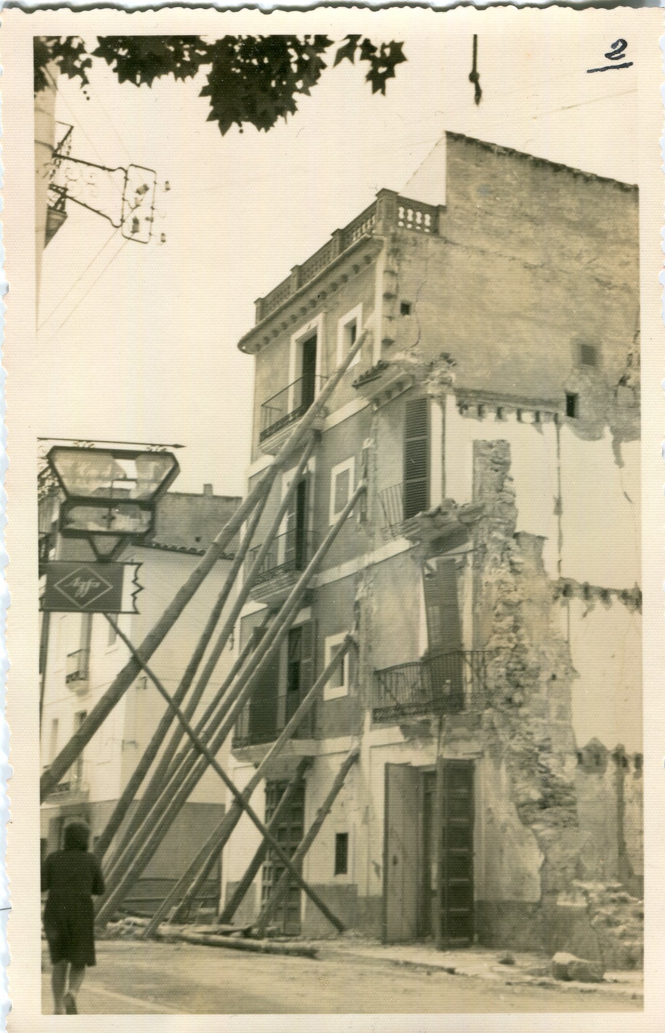 Imatge en color sèpia d'un edifici del carrer Aníbal d'Eivissa destruit per un bombardeig