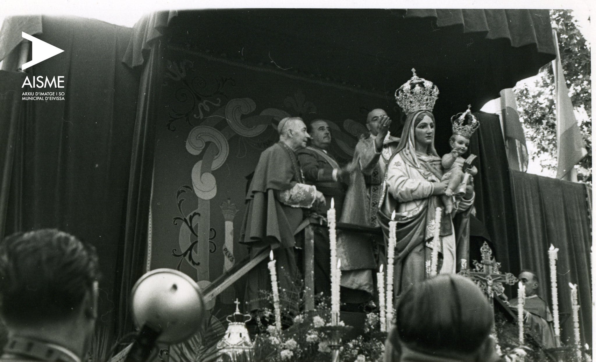 Fotografia en blanc i negre on surten, de dreta a esquerra, el nunci Antoniutti, Franco i el bisbe Cardona.