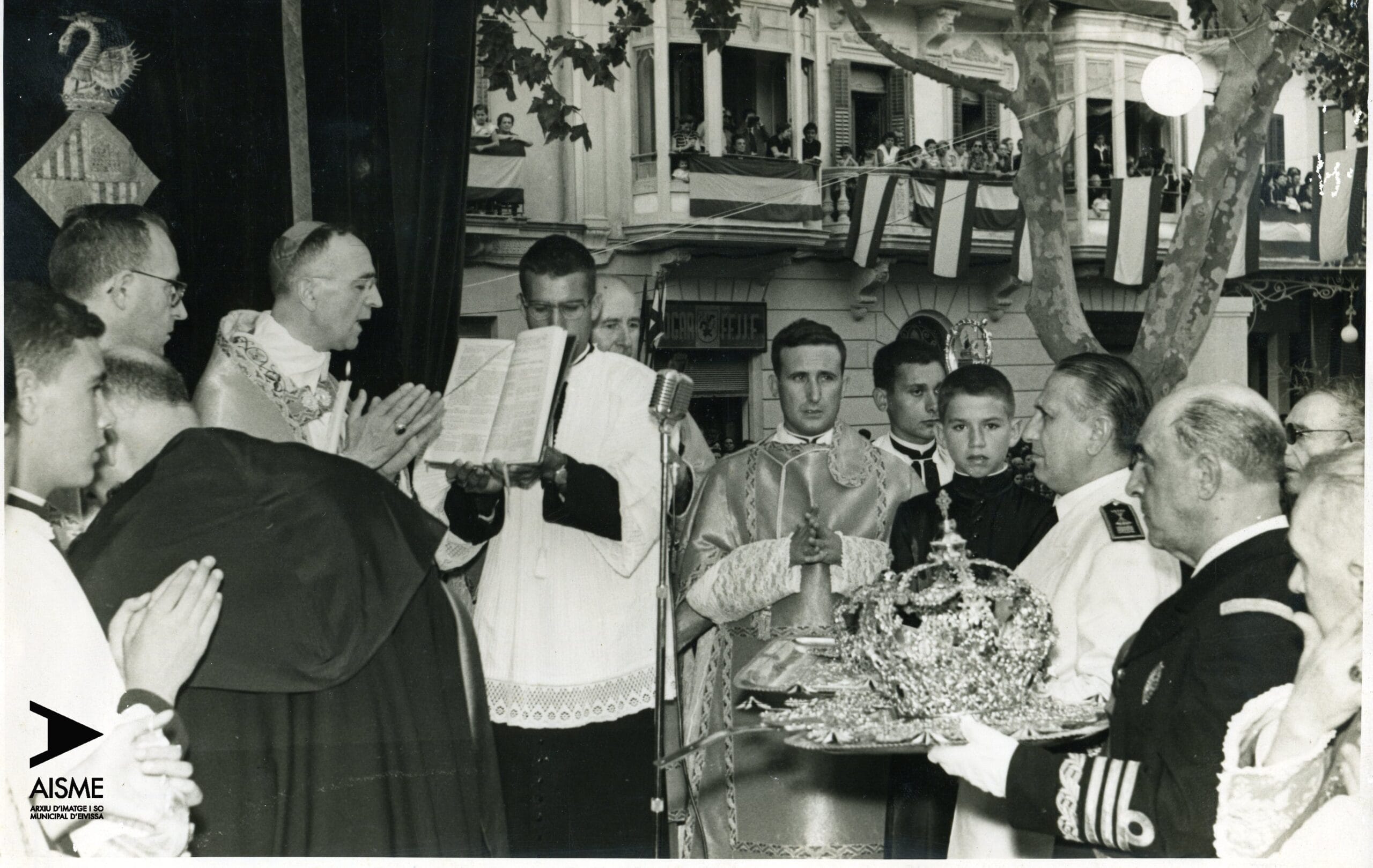 Coronació de la Mare de Déu, el 9 d'octubre de 1955, a Eivissa. Hi apareixen el nunci del Papa, monsenyor Antoniutti, Franco i el bisbe d'Eivissa, Cardona Riera, Frit. / Foto Domínguez, Arxiu d'Imatge i So Municipal d'Eivissa (AISME)